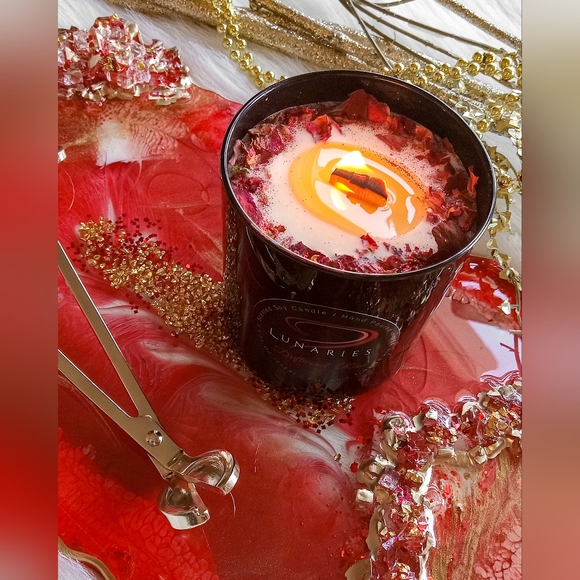 Driftwood Rose Soy Wax Candle with Wooden Wick and Botanicals - Picture 3 of 11